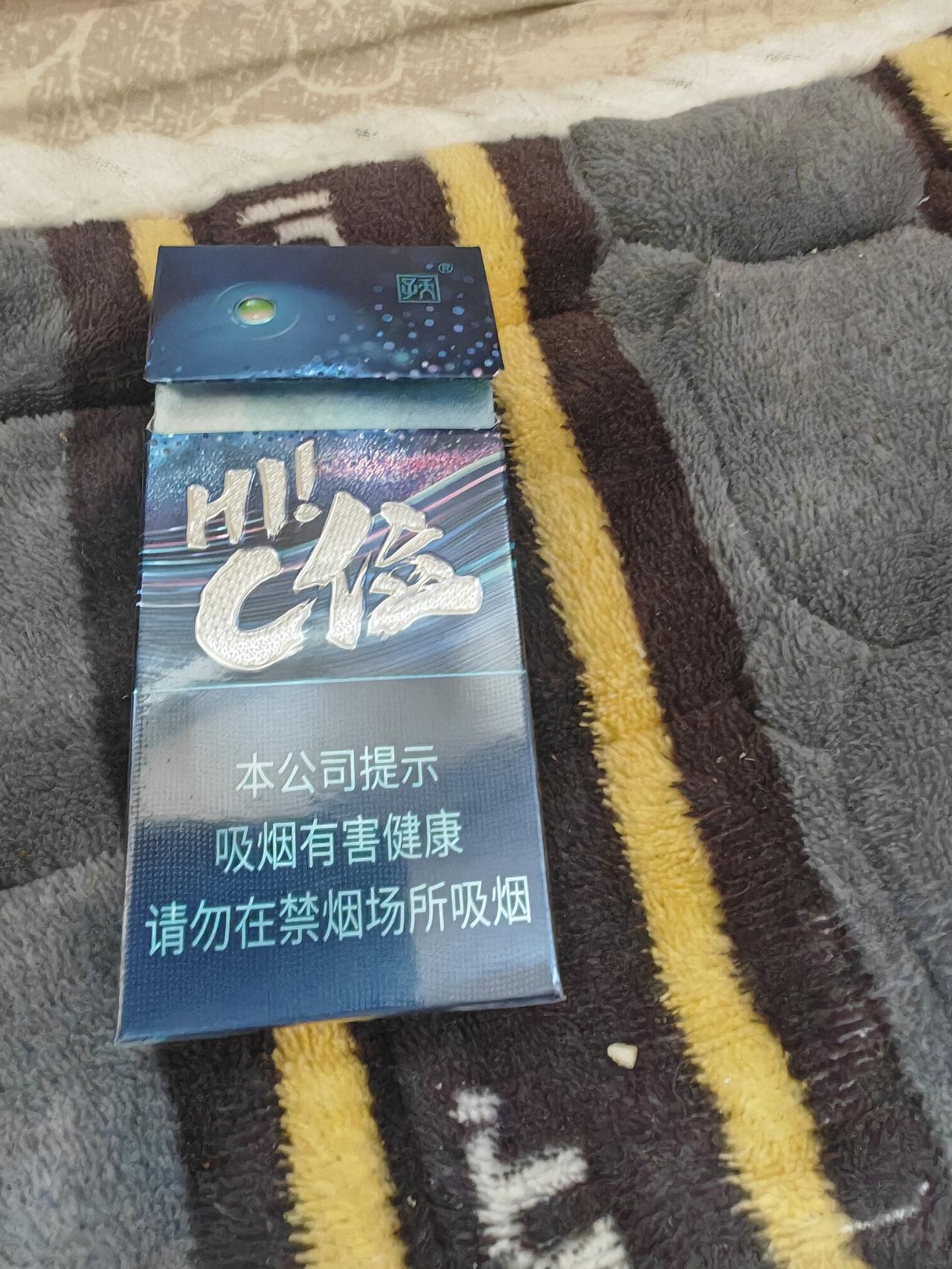 一位年轻小姐姐好奇地拿起一包烟，手指着它，脆生生地问老板：“这是什么香烟？
哪里