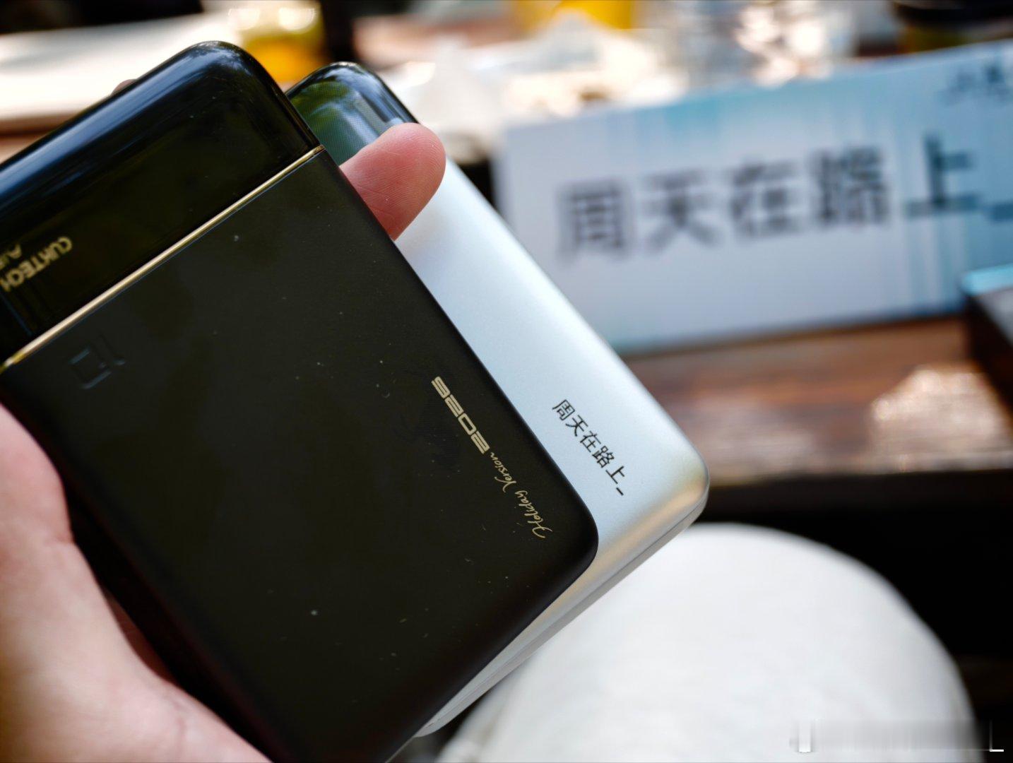 发出一声很酷的哇哦 