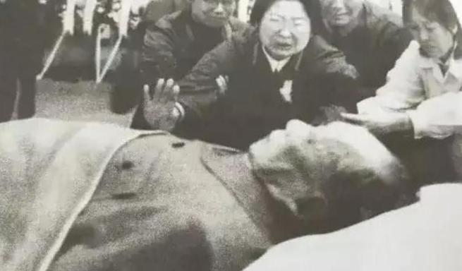 1976年，毛主席逝世后，只有大女儿李敏参加了父亲的遗体告别仪式。李敏面对着父亲