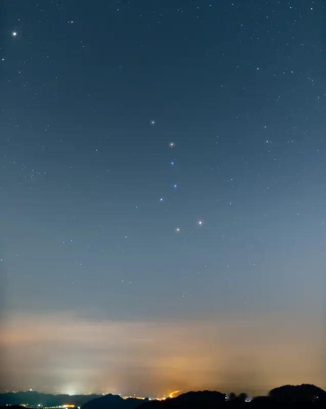 “天有七星连北斗”这句上联最近在诗词圈超火，好多人想对出工整又新颖的下联。
这句