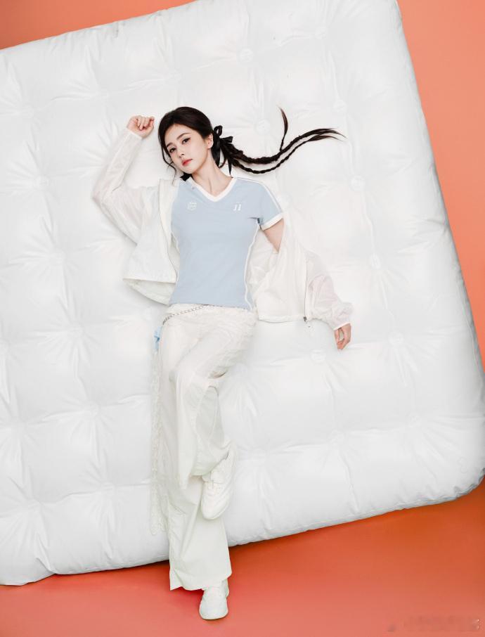 白鹿元气小鹿  白鹿元气小鹿的即视感，运动服的穿搭真的是很有元气的感觉了呀，满满