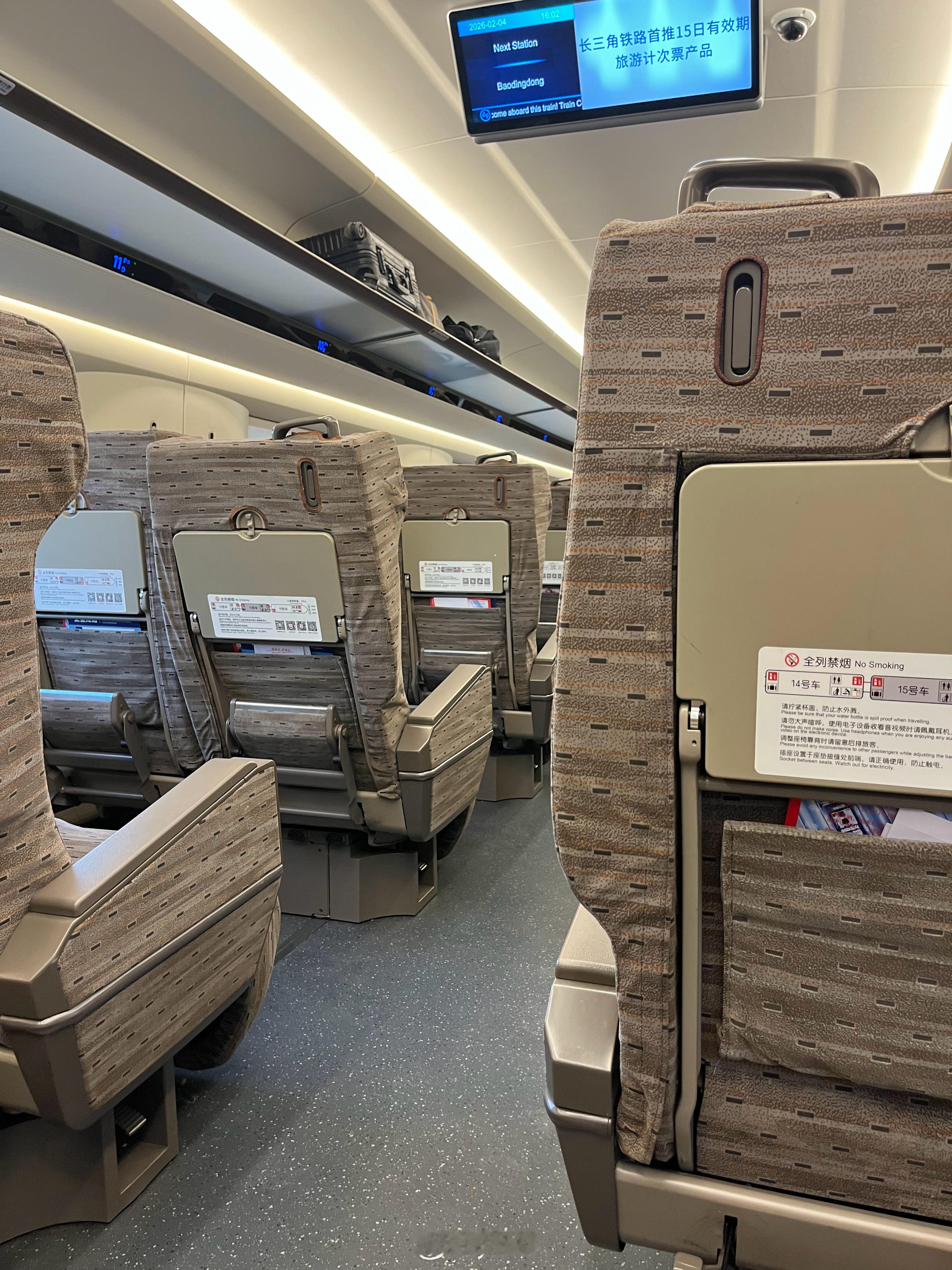 10小时飞机之后想着买1等坐能清静点，结果还是各种看视频外放，打电话的