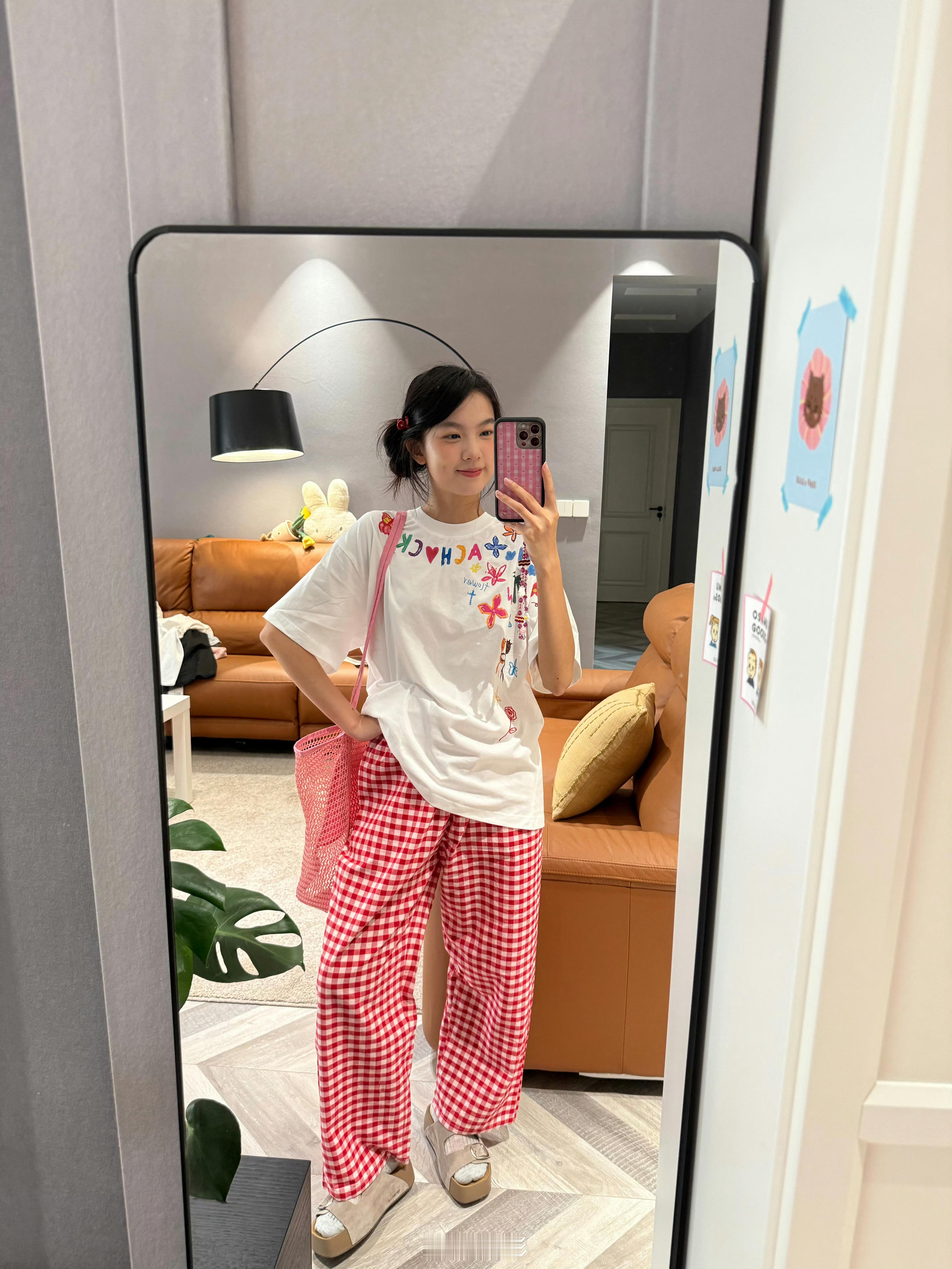 富人新标识：ProMax版iPhone戴WF联名款手机壳。 ​​​