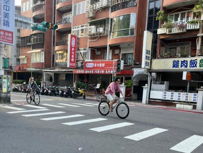 网友偶遇邱泽许玮甯骑单车，甜甜 