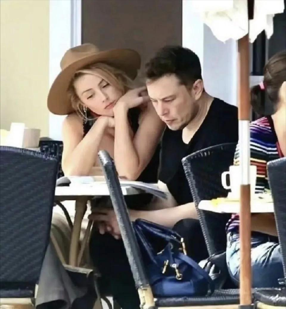 马斯克和王思聪的共同点：女友一个比一个漂亮，一个比一个年轻。
马斯克和王思聪的不