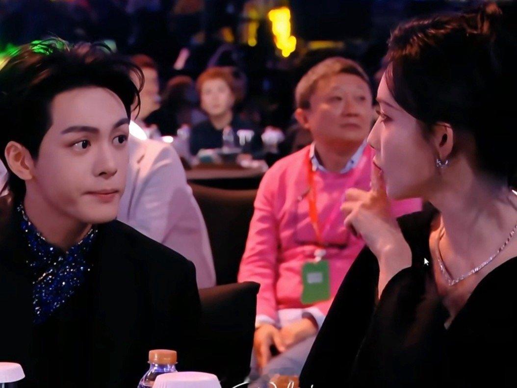 曾舜晞给孟子义递饼干就是说看到曾舜晞和孟子义的互动，啥时候还能蹲到姐弟俩的合作啊