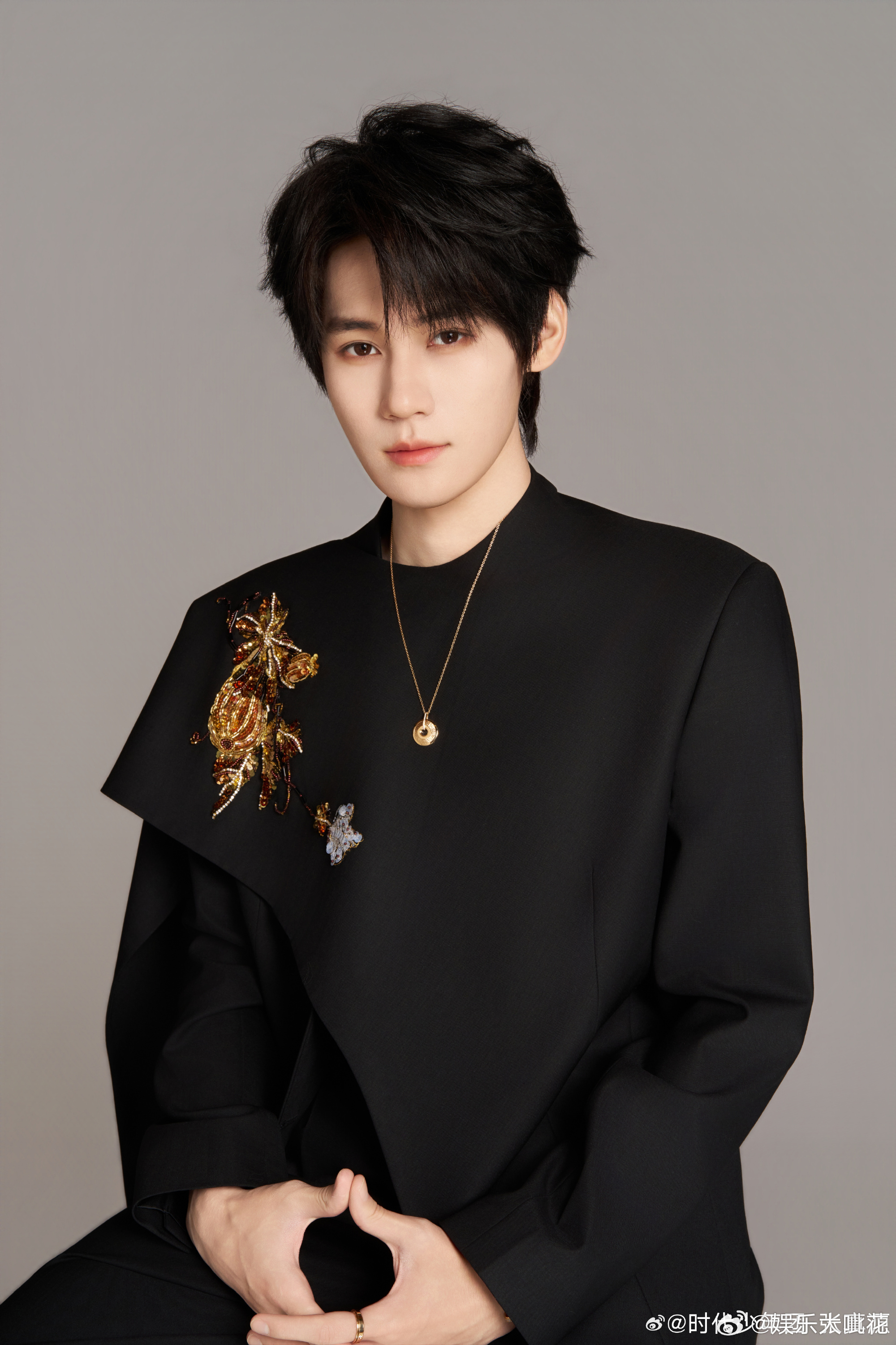 张真源新中式解构西装张真源单披肩新中式西装 真源这套西装好有设计感，新中式基础上