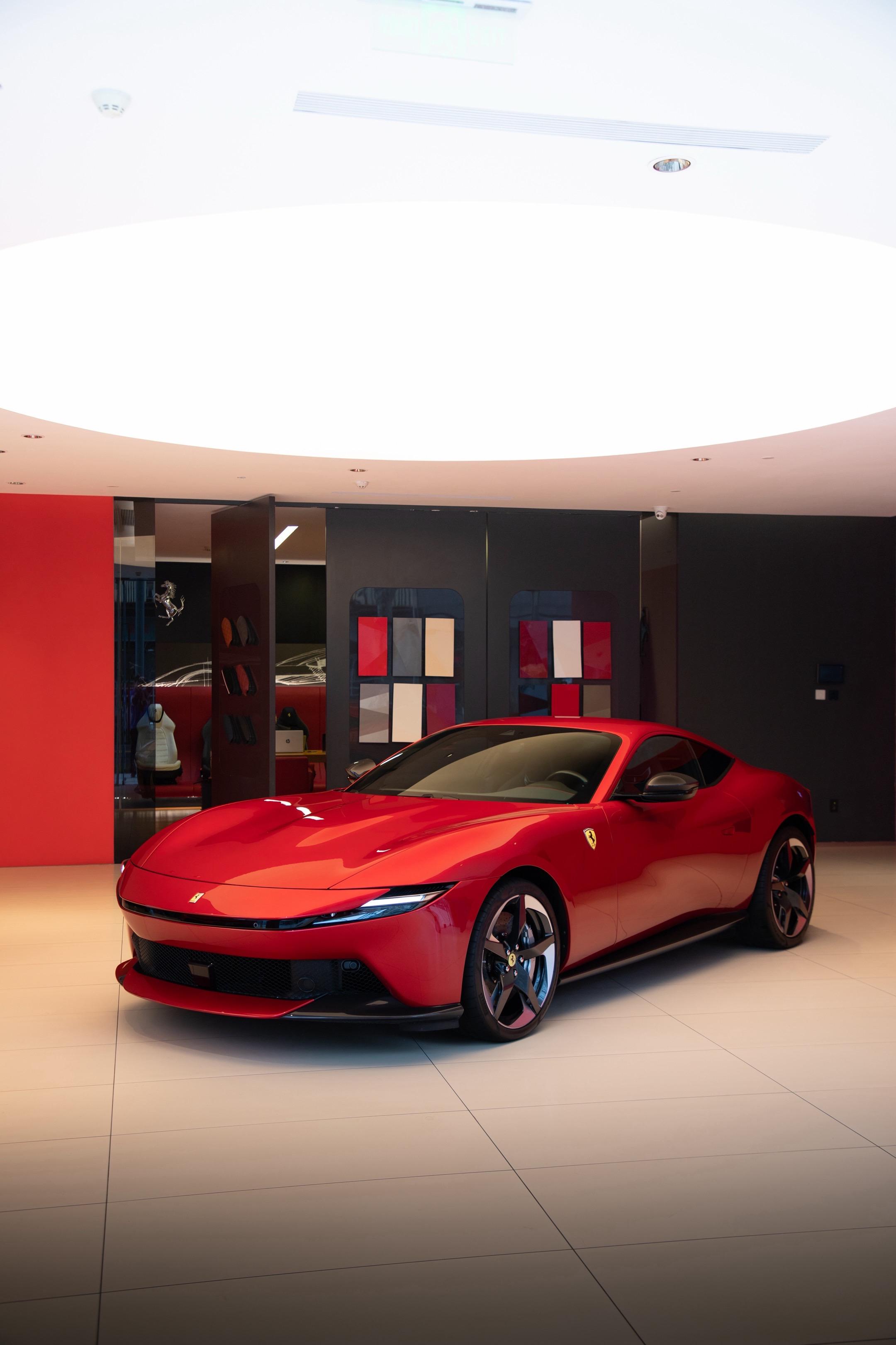 红色阿玛菲抵达上海展厅。全新红色车漆Rosso Portofino 质...