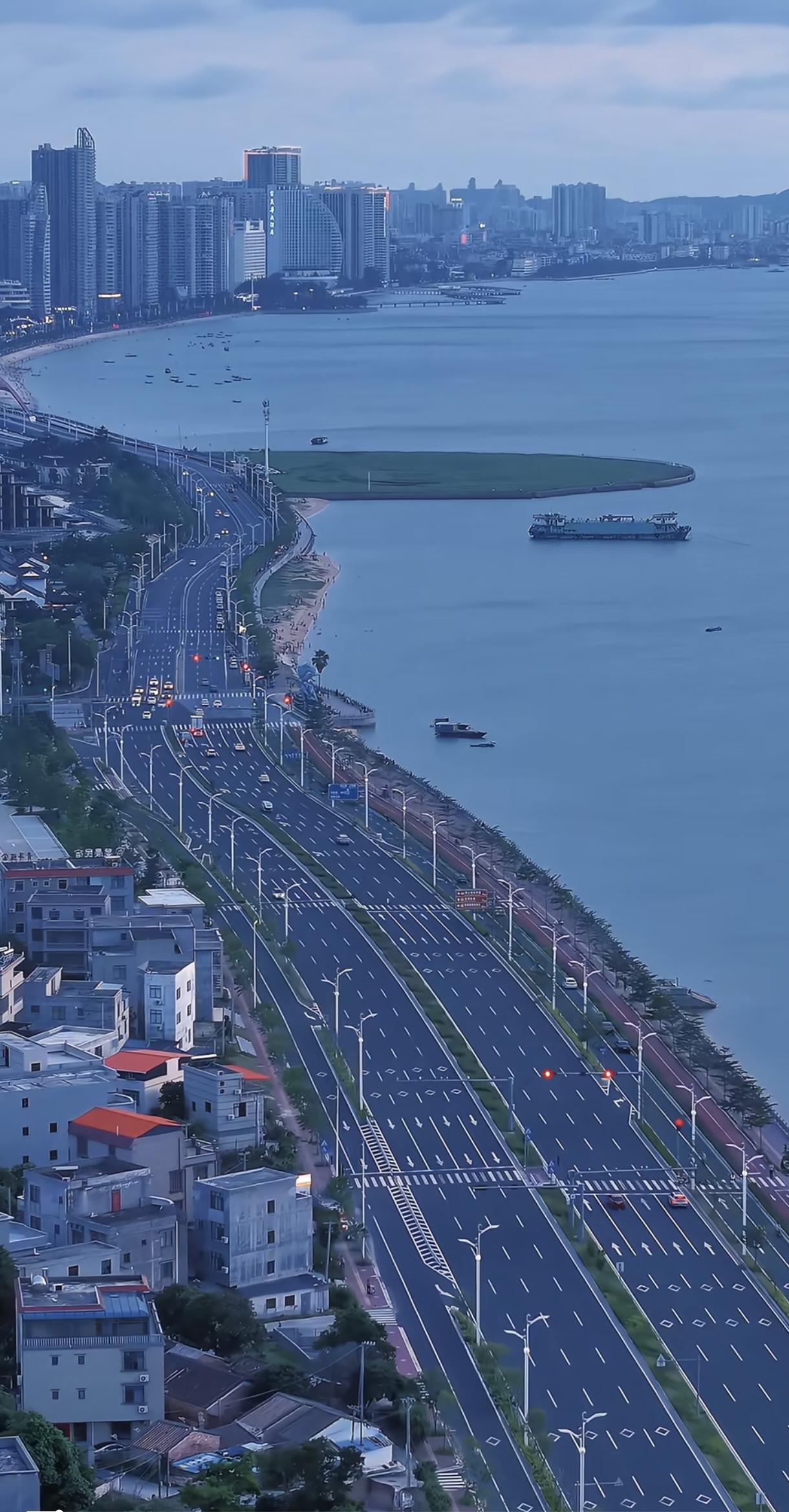 北海的滨海风景不错，大道好宽敞，车辆好像不多吗，除了旅游还有什么产业？划一块好地