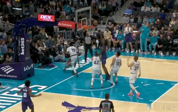 在黄蜂证明自己，打出生涯最强一季！镜头解析迪亚巴特攻防表现12345混乱局面下K