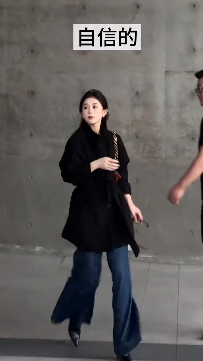 女生的自卑感。
穿了平时不敢穿的衣服，偷感很重，觉得自己不够好看，畏畏缩缩，自信