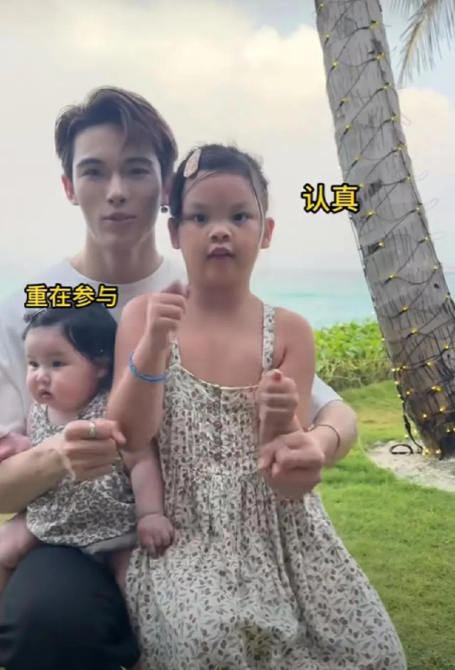 韩安冉的老公带着小猪妹和二胎女儿去旅游，把两个女儿都抱在膝盖上，对小猪妹视如己出