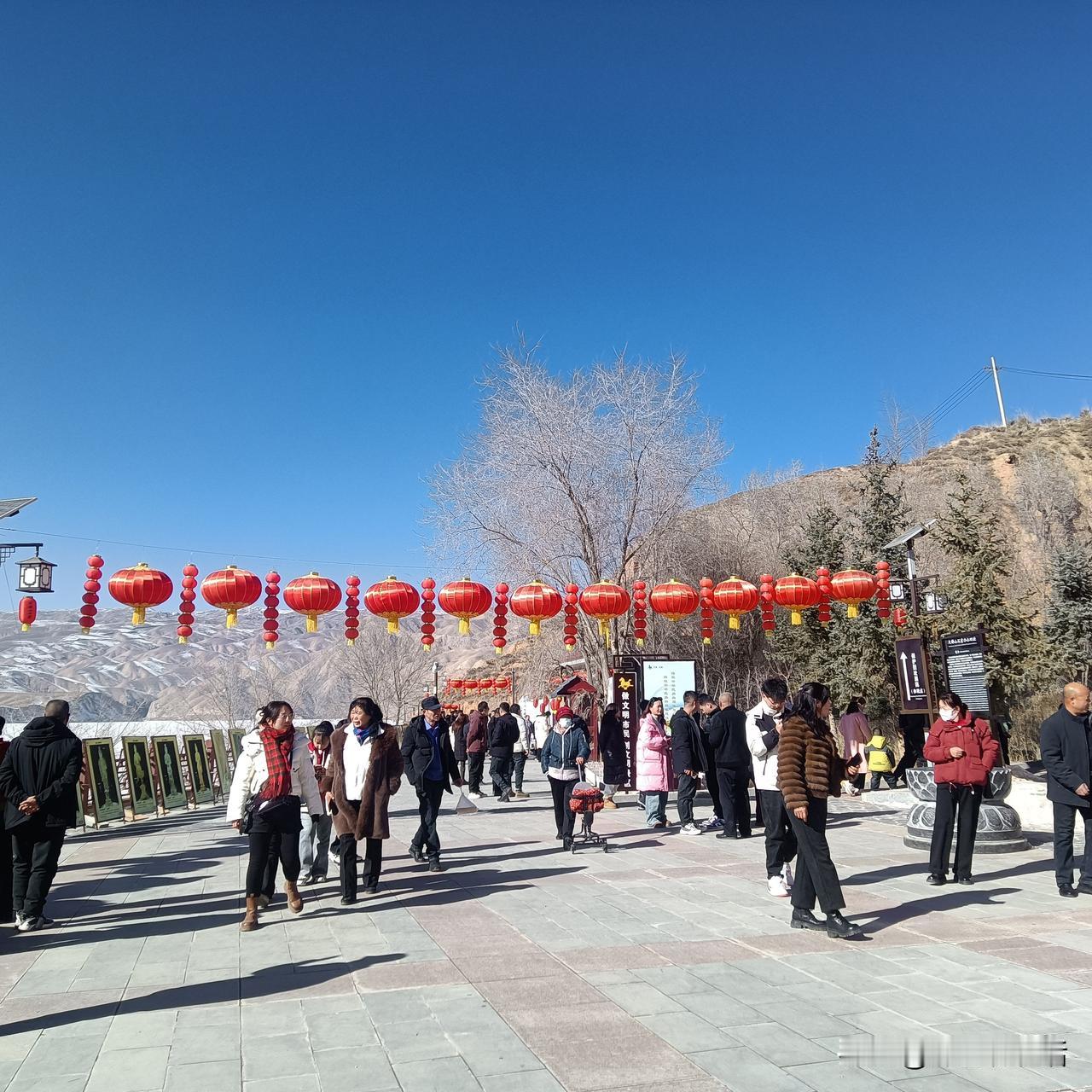 在外地打工想念家乡，牵挂家人，惦记着和亲人团圆。回家了却为了每天的油盐酱醋、日常