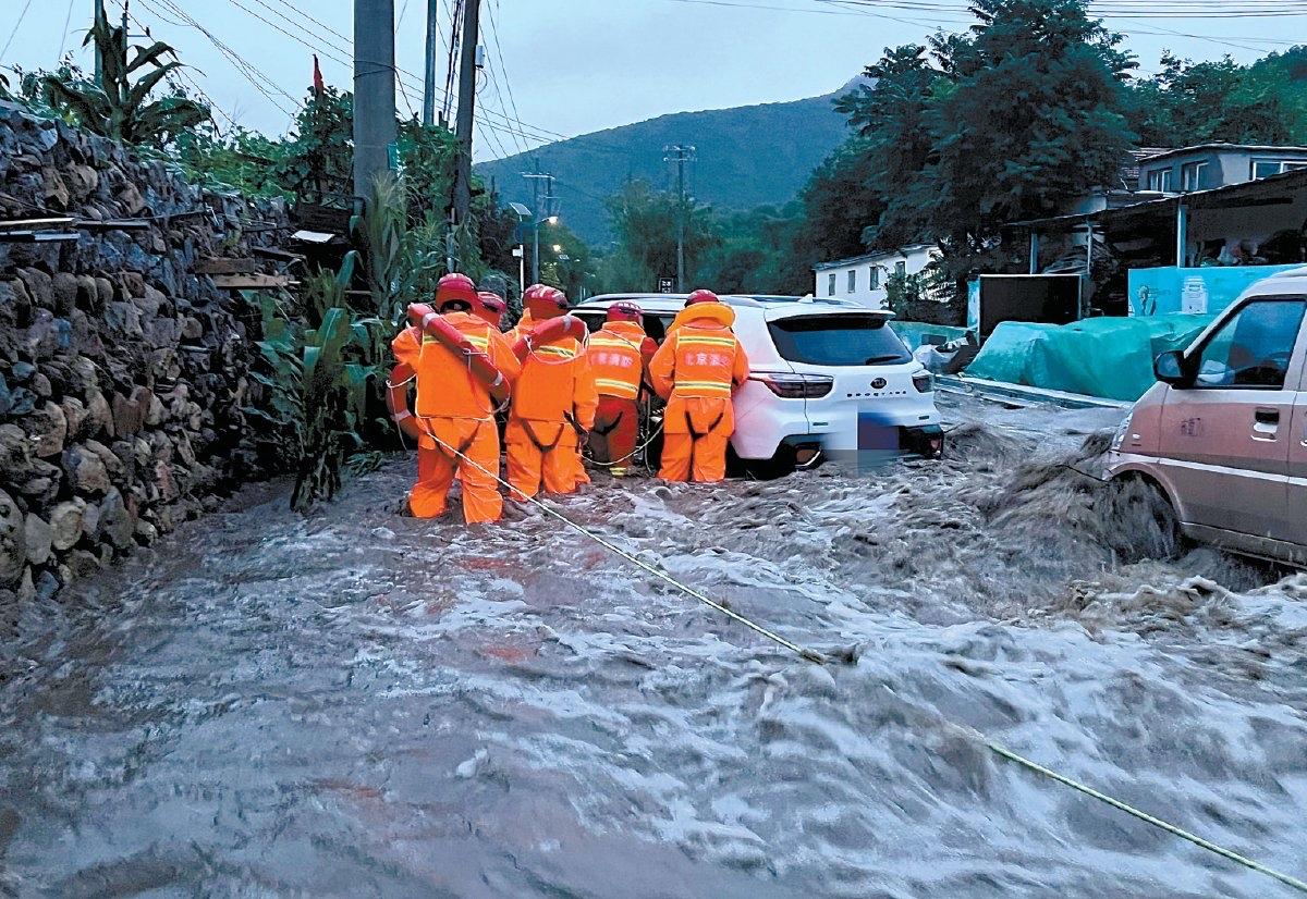 忆秦娥 · 暴雨

天公孽，狂风暴雨无情烈。无情烈，江湖水漫，抗洪堤决。

城乡