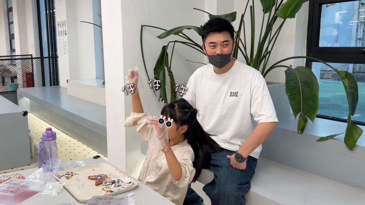陈赫带俩娃逛玻璃博物馆陈赫带娃情绪价值拉满陈赫带娃出游vlog太有代入感！家里装