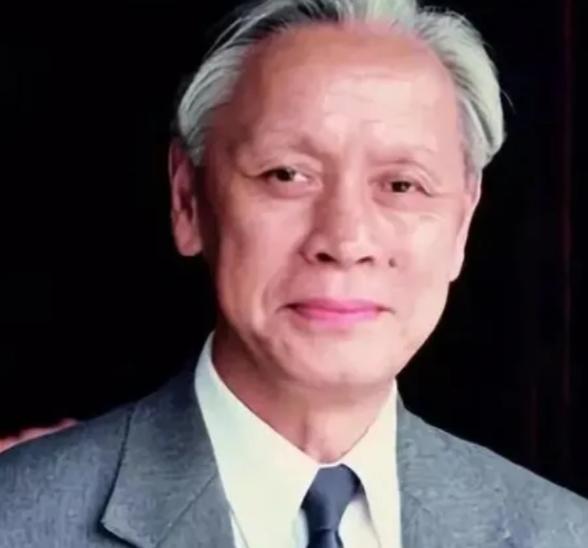 1959年，他瞒着妻子，偷偷把一管不明液体，灌进不满一岁的儿子嘴里，看着儿子对他