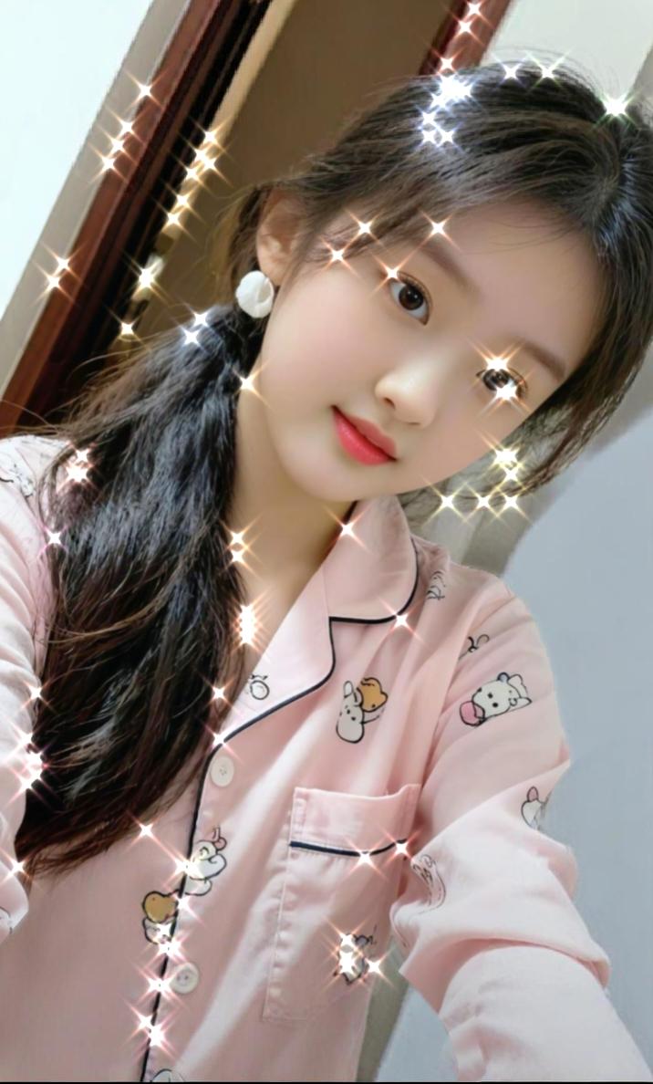 🌺
我的目光，是在一个无所事事的午后撞见她的。或者说，撞见了一片光晕。她就在那