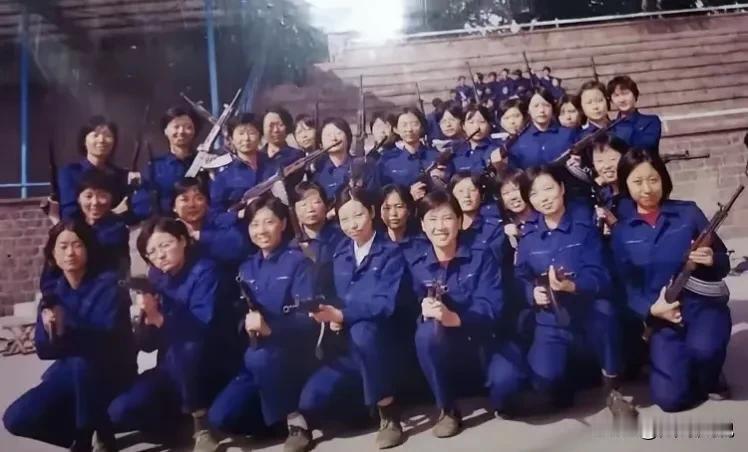 真的是太奇怪了，这到底是哪个军种呢？
照片中的女兵们人手一支八一杠，英姿飒爽，这