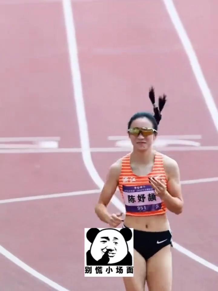 小孩姐陈好自己把自己整笑了。
别慌小场面。