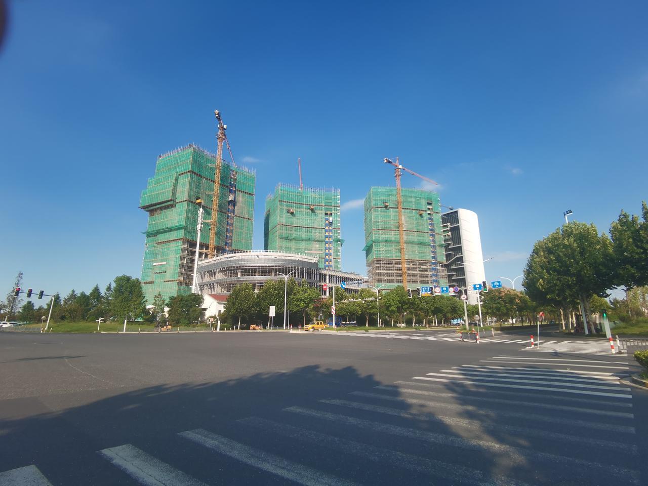 绍兴保税区商务中心大楼接近结顶了，但空中走廊还没建。空中走廊是大楼是否建成的节点