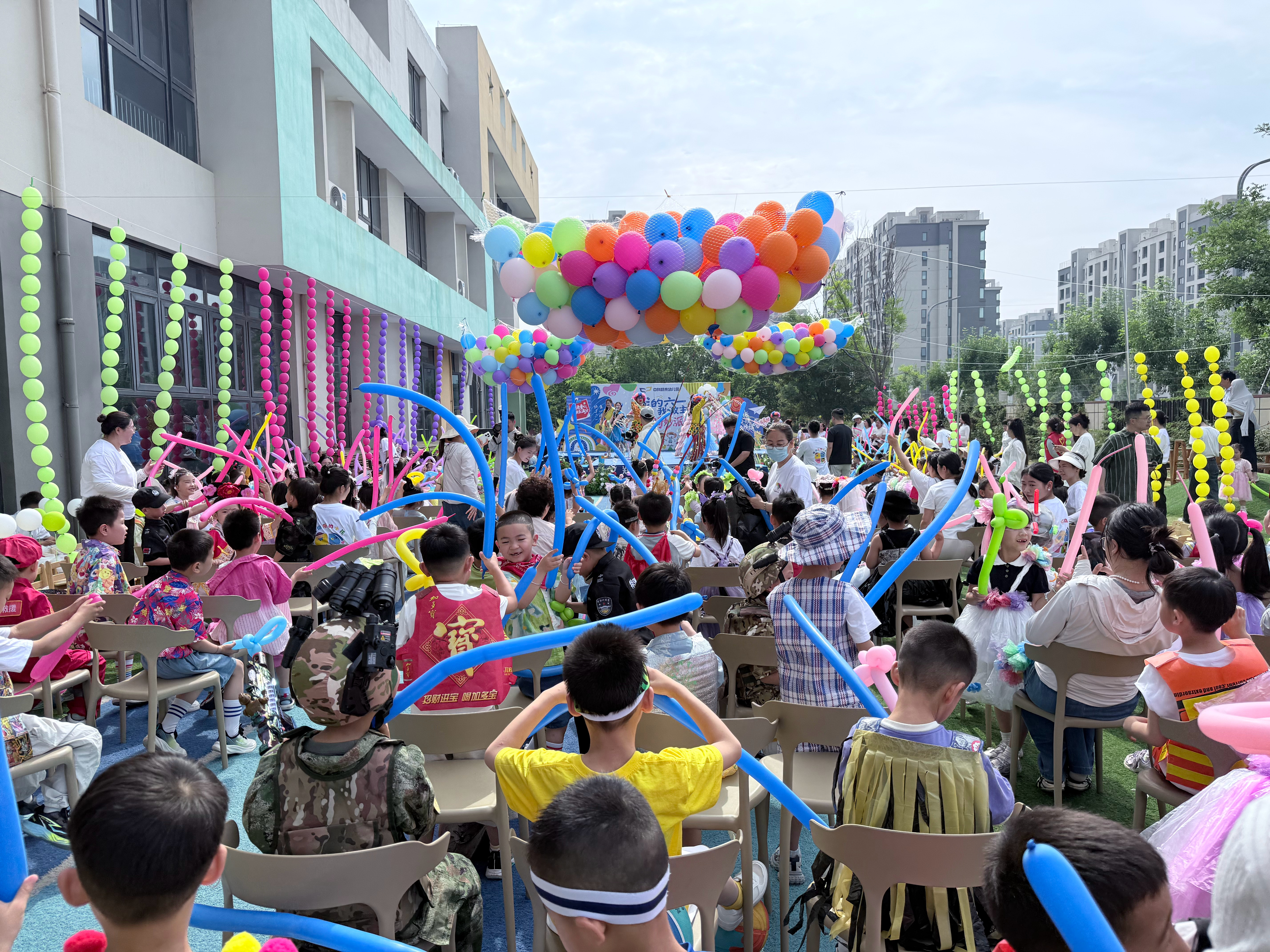 郑州这所幼儿园藏着最温暖的企业密码6月1日，河南郑州，在富士康人才房（蔚来云城）