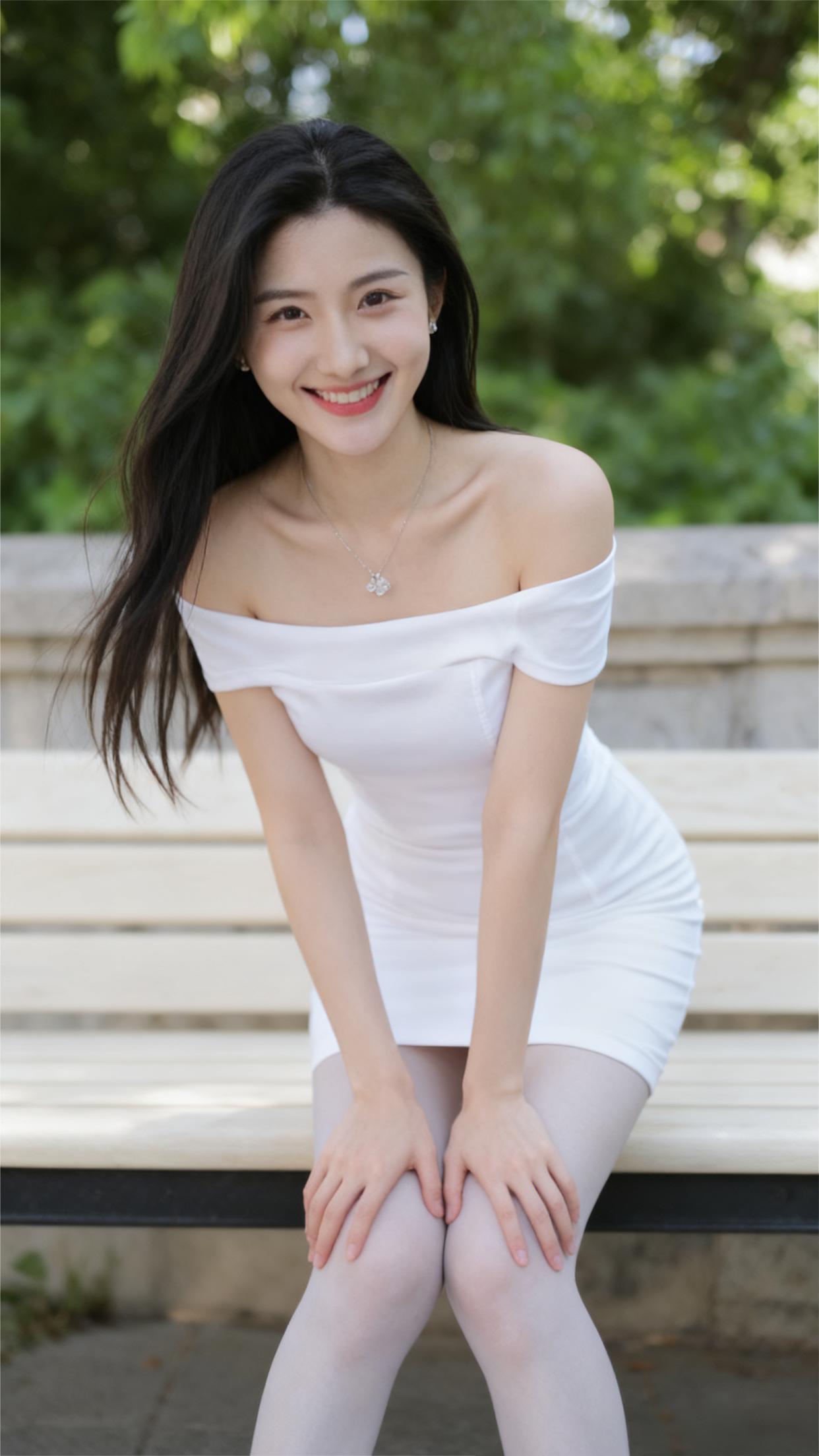 你倚着长椅的模样
像一页被阳光熨过的诗
每道褶痕里都藏着
不慌不忙，踱步走来的春