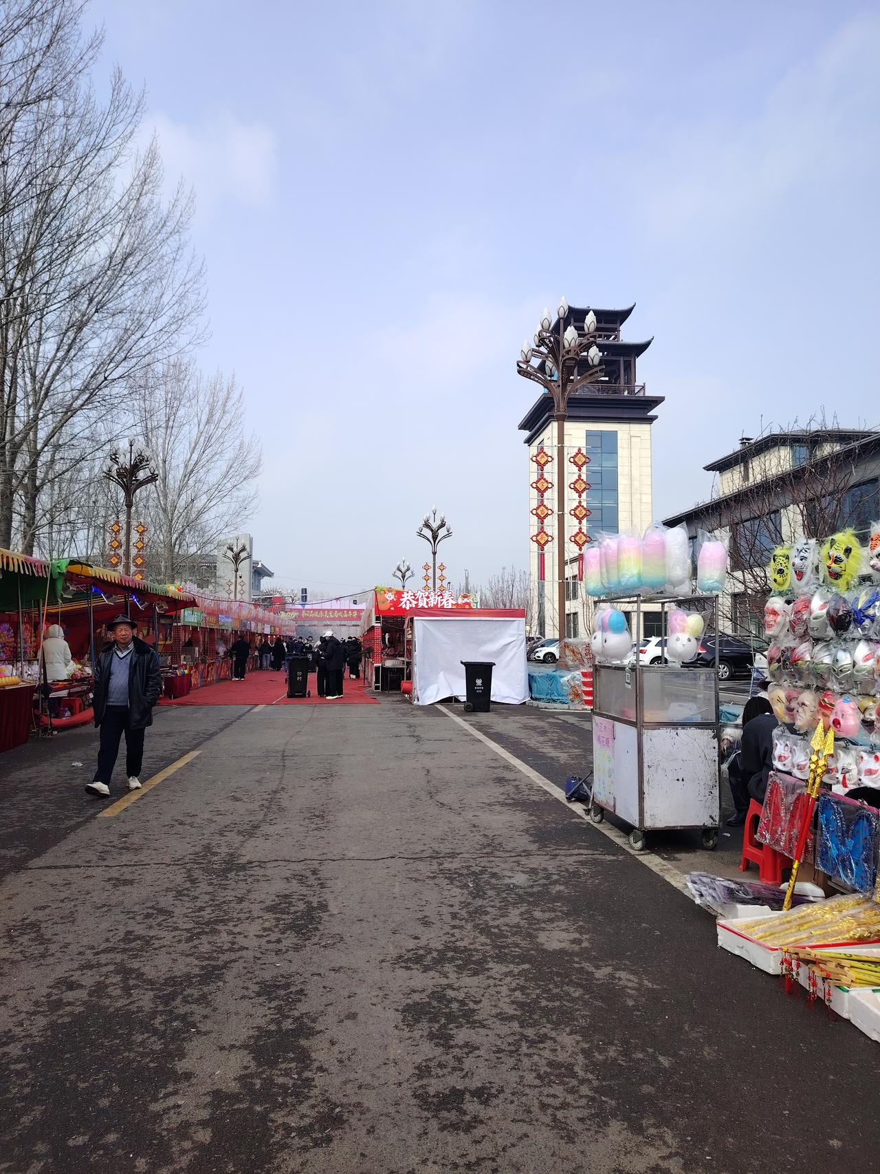 晒图笔记大赛 热闹的庙会市场，红灯笼高高挂，摊位琳琅满目！