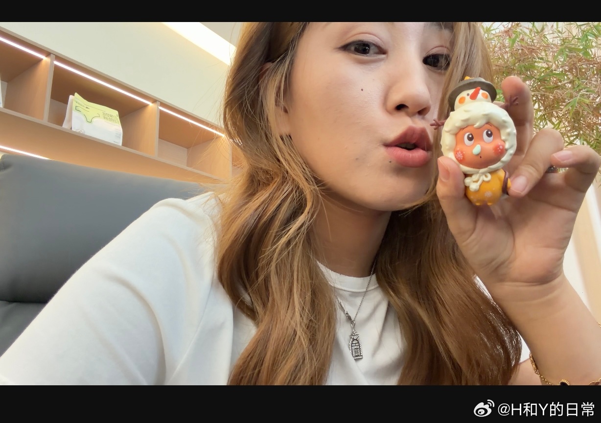 嘻嘻今天终于想通上班的意义了我爱上班💼我要一直上班我喜欢的包包首饰娃娃都可以通