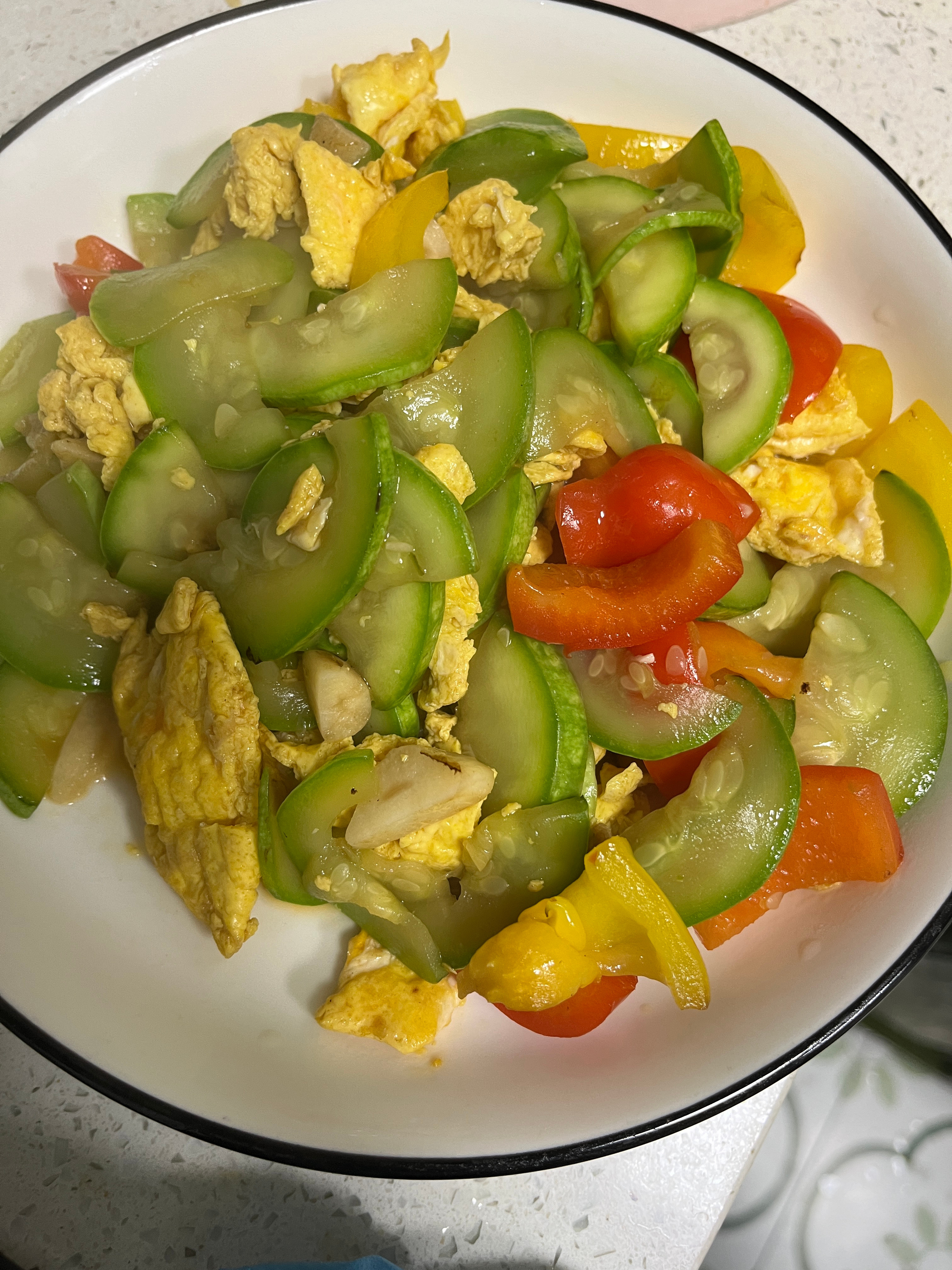 今日份上门做饭菜单：小炒鸡，西葫芦彩椒炒鸡蛋。小炒鸡不太正宗，因为我不确定这个鸡