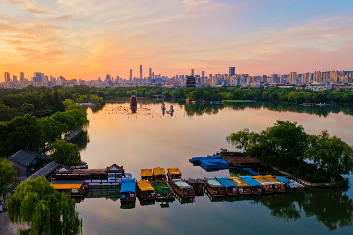 高考第二天邂逅山东绚丽朝霞大明湖朝霞拥车子旅图 济南·大明湖景区