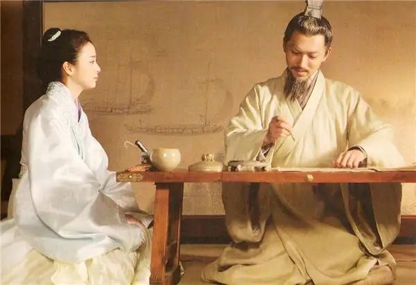 公元300余年，王羲之向一位老妇人买鹅，老妇不卖。王羲之无奈，只能邀请好友去现场