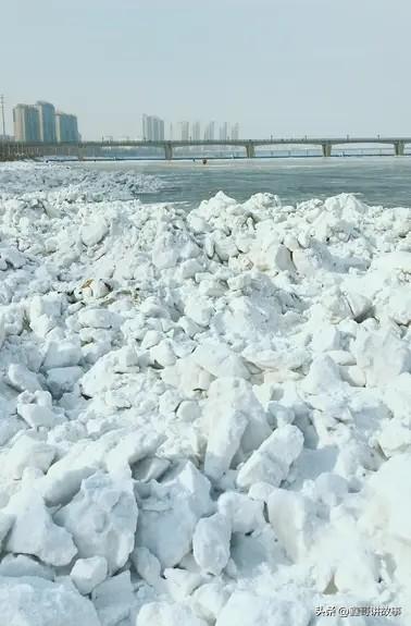 看到“冰天雪地送冬去”这个上联，我脑海里一下子就蹦出个下联“暖日和风迎夏来”。冰