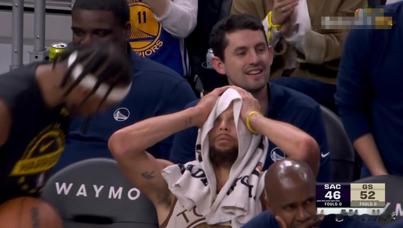 我真为勇士巨星库里鸣不平！在今天勇士主场以137：103大胜国王的比赛中，超级巨