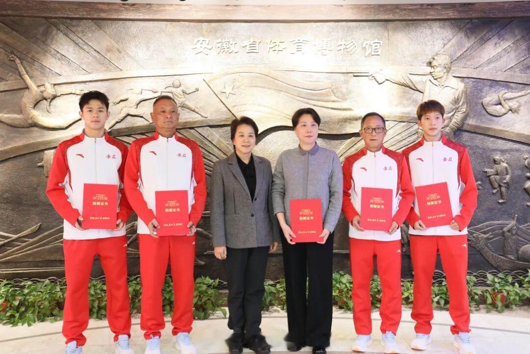 刘阳、刘毅亲临！ 安徽羽球“天团”向省体育博物馆捐赠全运会奖牌等物品 12月19