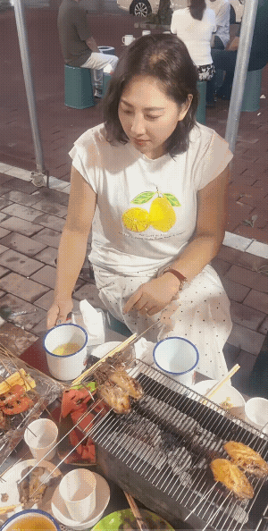 好虎也架不住群狼。不过，看得出来，这女子估计是老能喝了，十瓶二十瓶可能对她来说，