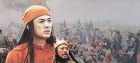 凌迟现场，一脚踢死两个刽子手。
然后被十几个人死死按在地上，他浑身是血，却仰天大