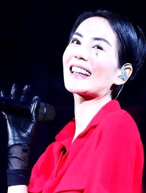 央视官宣了，王菲第六次上春晚。
不是合唱，不是串烧，就她一个人，独唱。唱的还不是