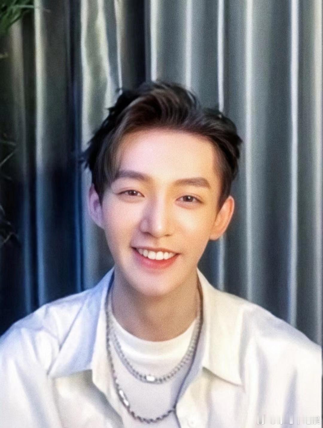 邓为直播的样子和他的时尚大片看着完全就是两个人啊 ​​​