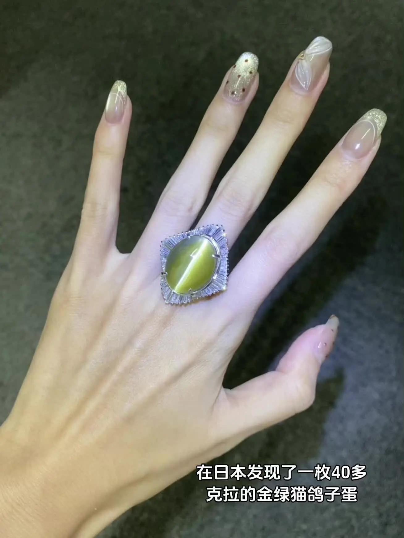 她露面的瞬间全场都安静了， 上手感受下6位数的快乐