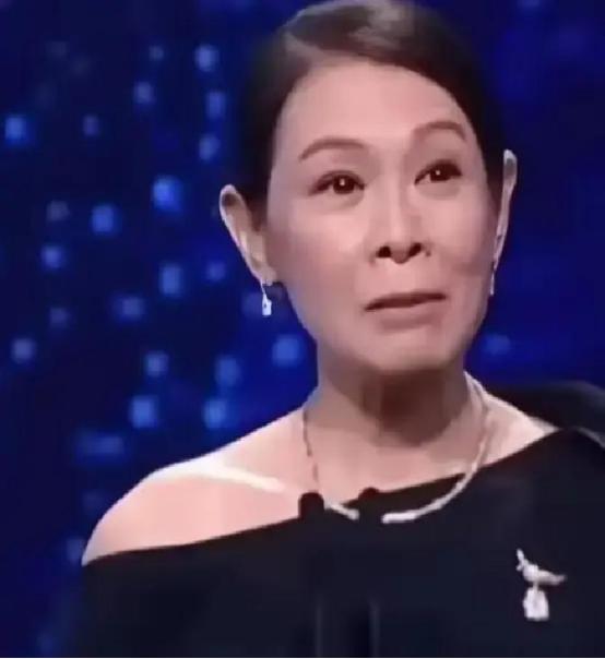56岁的刘若英，最近在节目里聊开了高龄生育的事。她41岁才结婚，婚后三年没少折腾