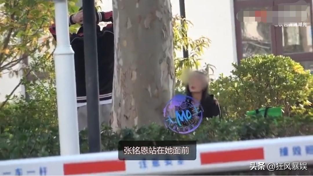 张铭恩，引发热议！

10月28日，张铭恩引起热议，原因是八卦媒体拍到他和女友当