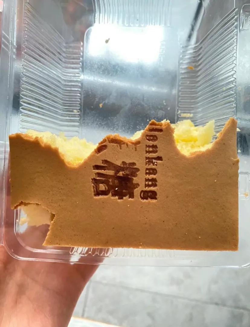 奶奶:我一点糖也不吃
奶奶不能吃太多甜，姐姐给奶奶买的无蔗糖的糕点印了无蔗糖三个