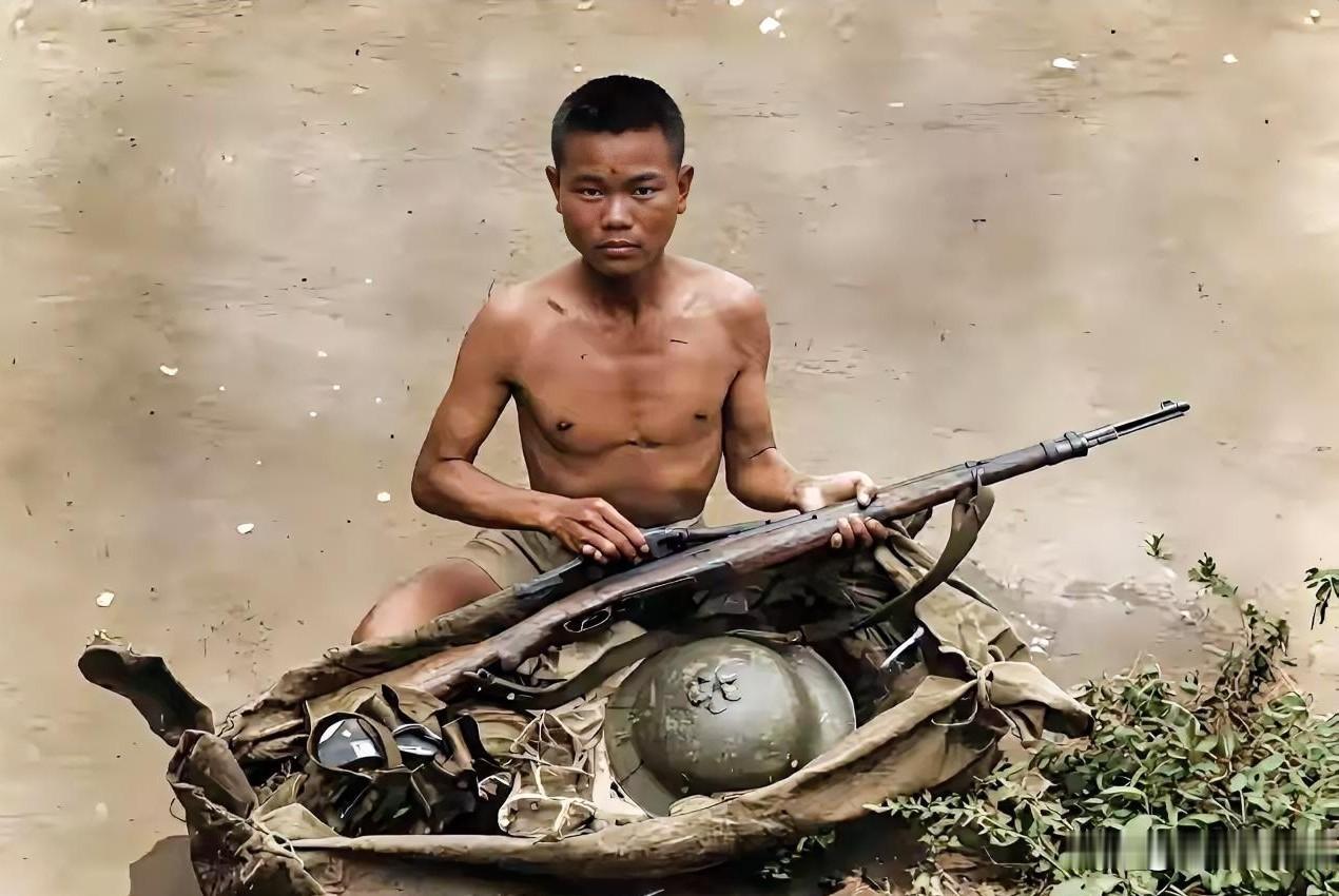 1944年滇西反攻战役打响，一名中国远征军士兵正准备渡河。他赤裸上身只着短裤，胸