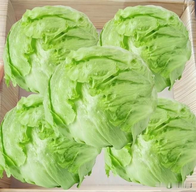 从宣化早市上三块钱买了四个圆生菜，够便宜的。据说生菜含有维生素K和维生素A，咱也