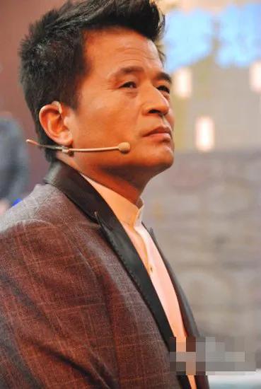 主持人，毕福建说，当年我考一个即兴小品，我那时候什么叫小品都不知道，完了都在那儿