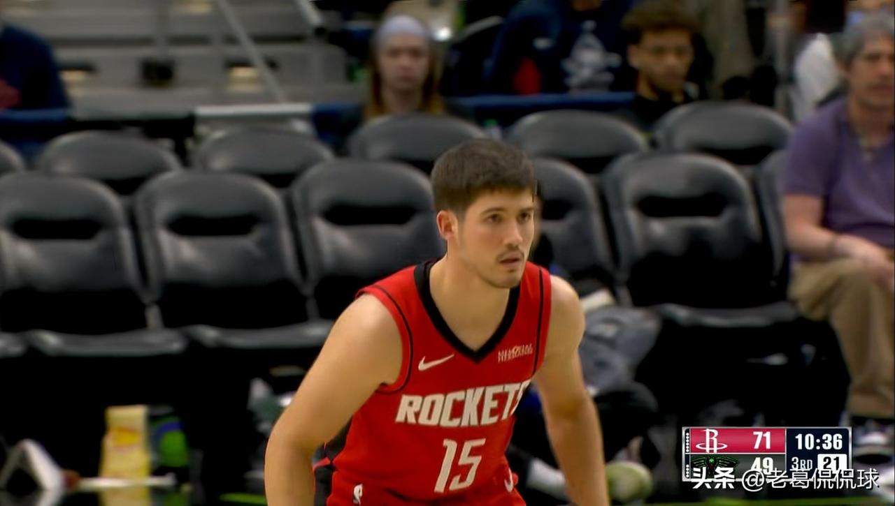 火箭当家控卫谢波德真是尴尬死了！虽然今天火箭在客场以134：102大胜鹈鹕，但是