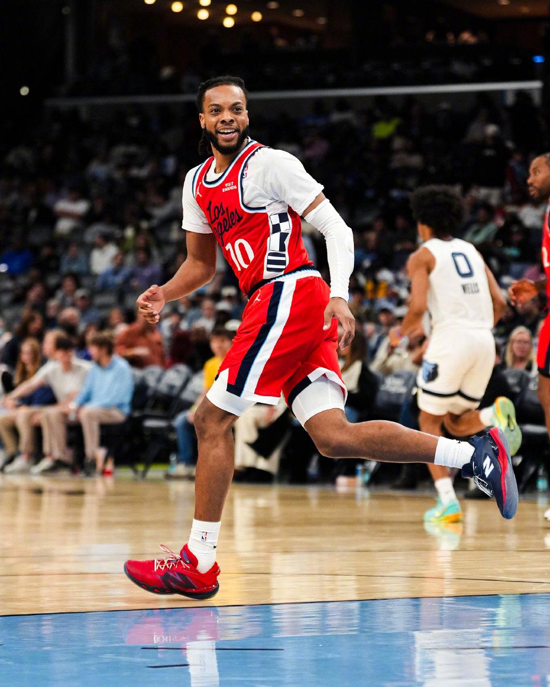 今天是加兰来到快船以后的第一次首发！
只看数据的话，加兰全场20中8，三分8中3