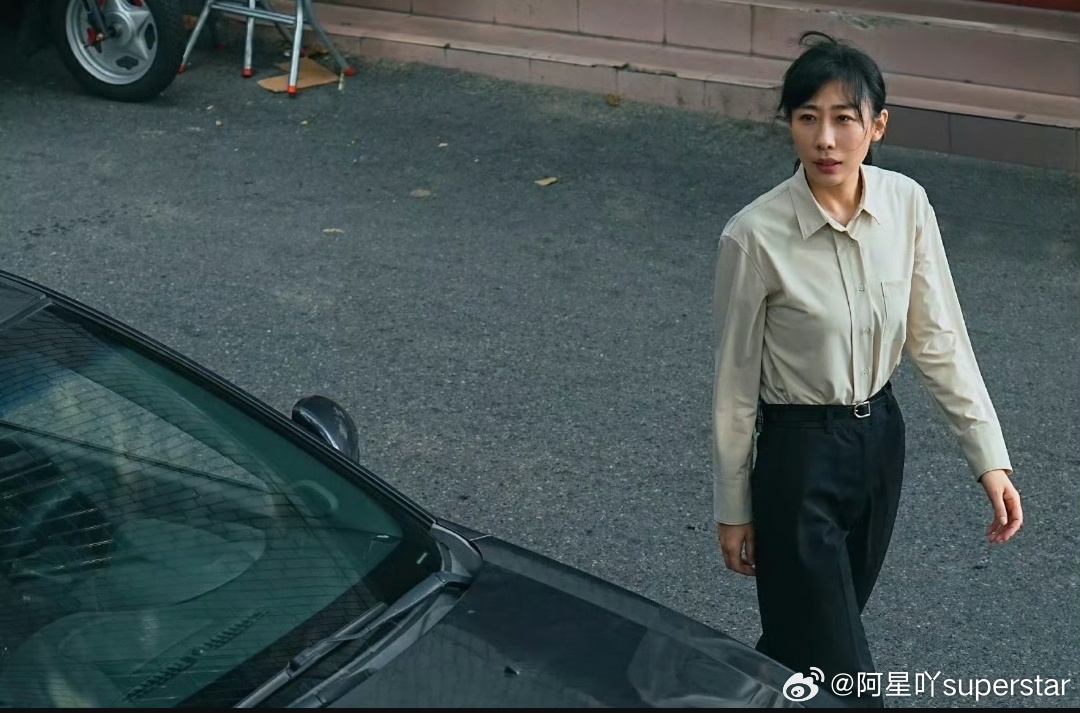 她不是传统意义上的“美女演员”，但演技让她站住了。从《驴得水》到《无名之辈》，她