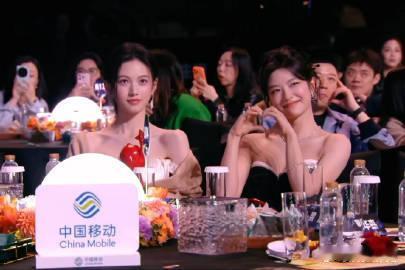 张凌赫发言徐若晗台下比心家人们，最近娱乐圈又有超级甜蜜的一幕发生啦！张凌赫发言的