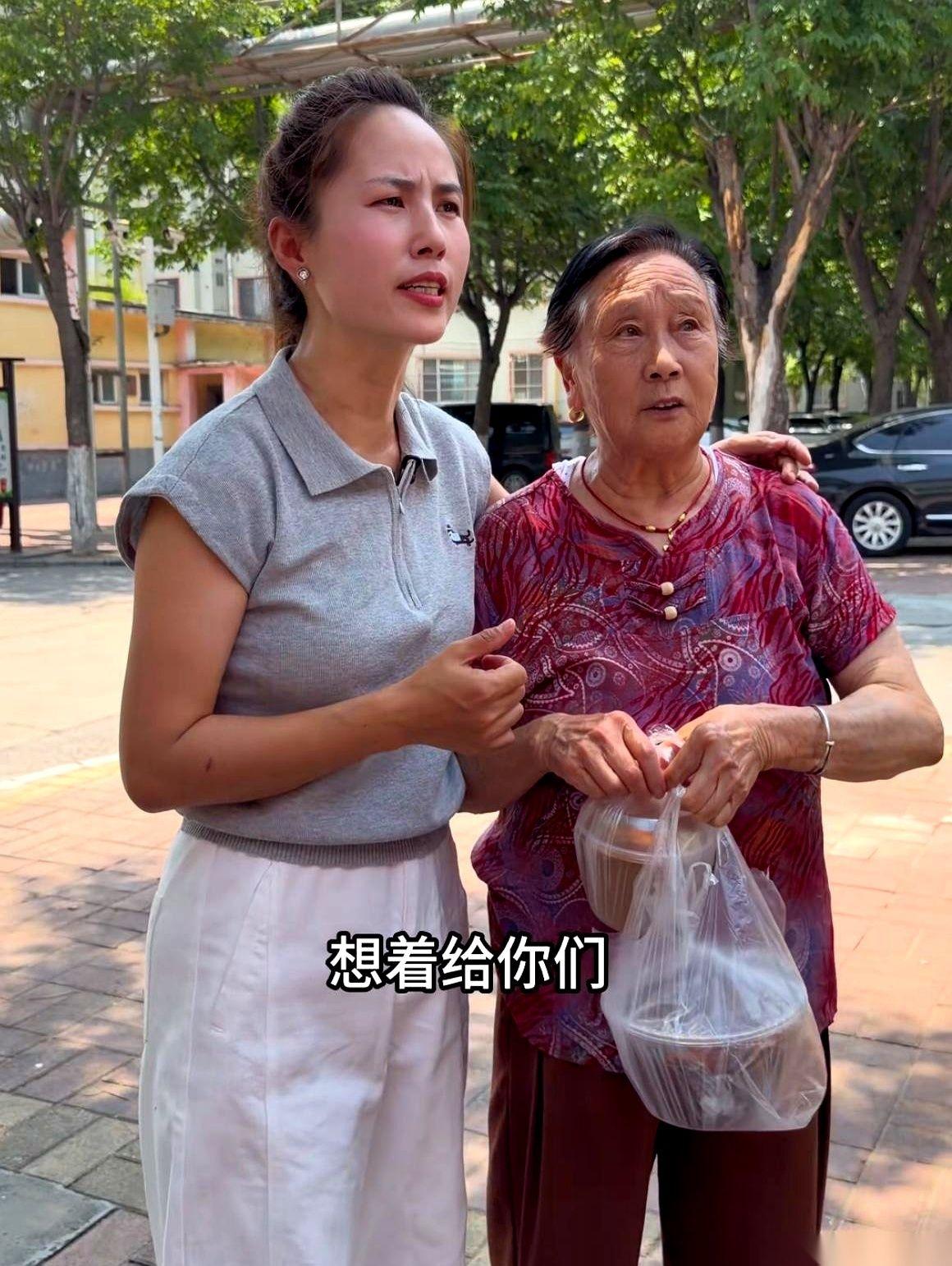 一个没怎么读过书的女人，最近给我上了一课，叫“顶级的人情世脱”。
就是麦小登她二